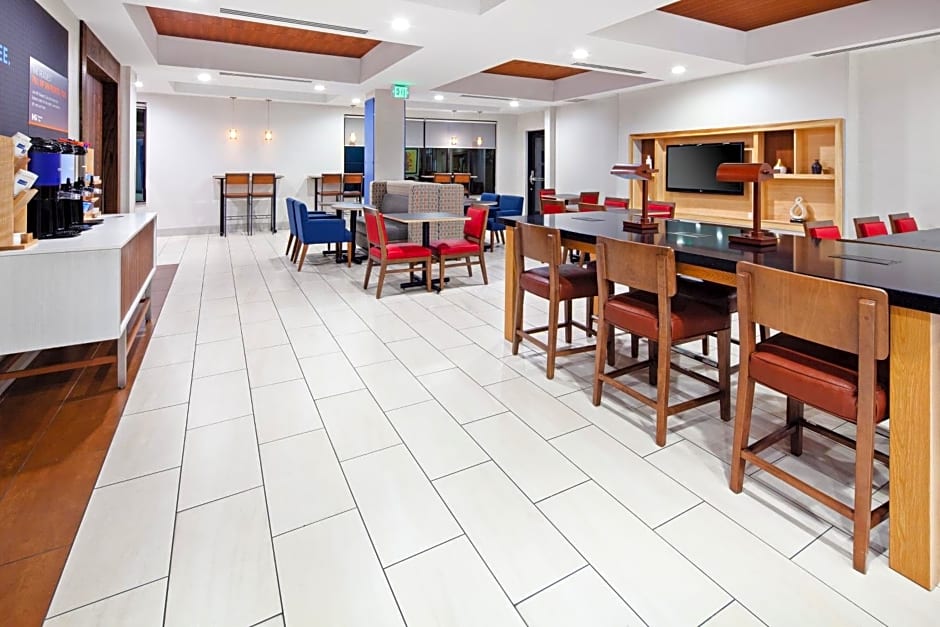 Holiday Inn Express & Suites Clovis Fresno Area