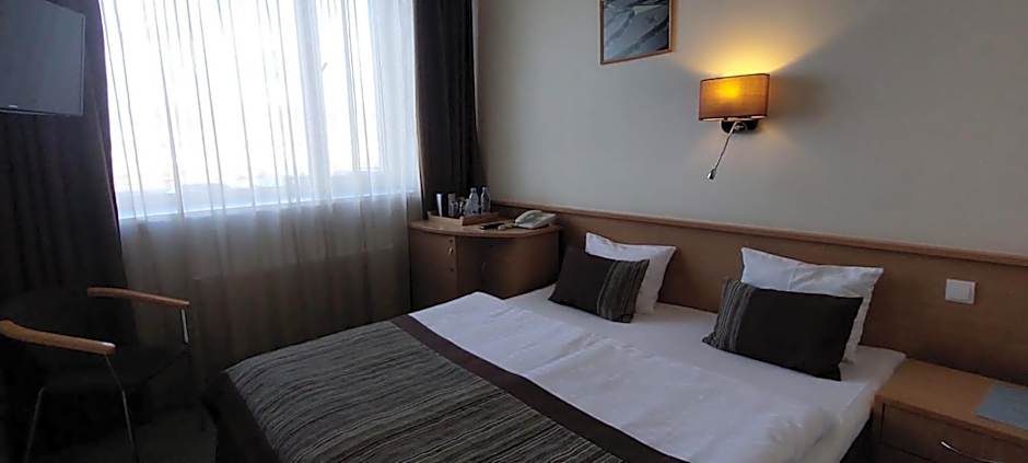 Sky High Hotel Airport 200 meters from the terminal