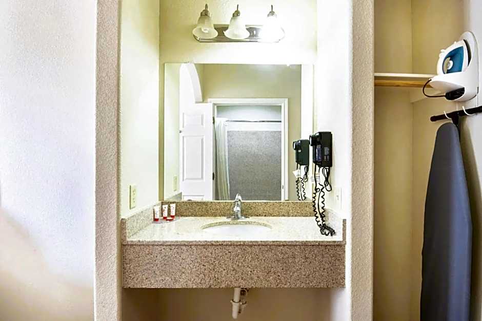 OYO Townhouse Clute Lake Jackson