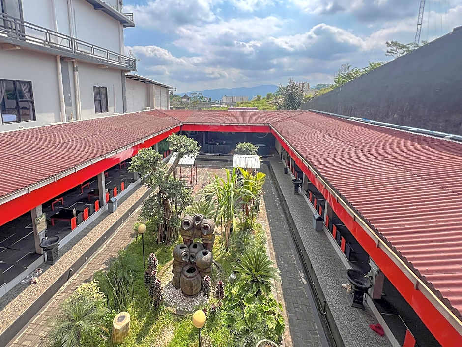 RedDoorz Syariah near Alun Alun Wonosobo 4