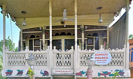 Houseboat Zaindari Palace