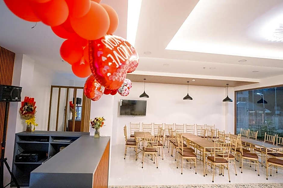 Spotlight Hotel near Hundred Islands Wharf