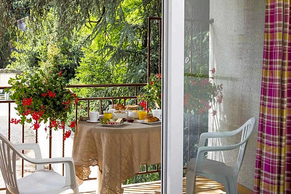 Logis Hotel Restaurant Les Cedres