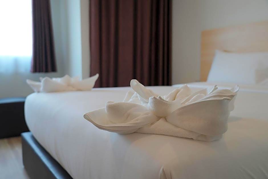 The charlotte smart hotel lopburi