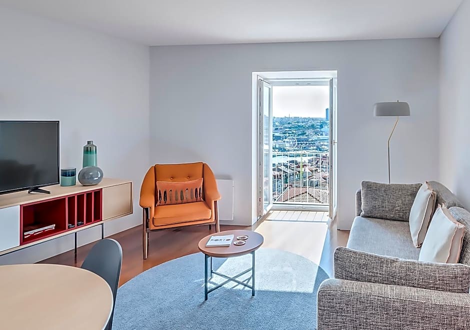 Oporto Street das Aldas - River View