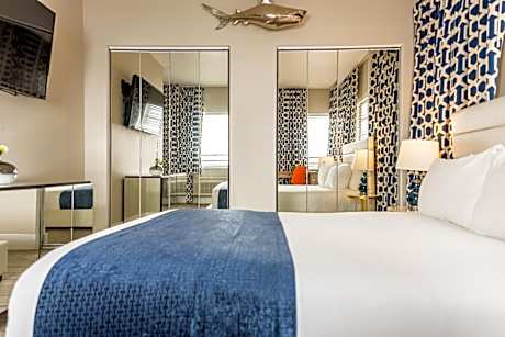 One Bedroom Queen Suite with Balcony