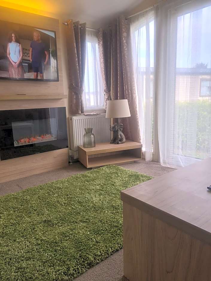 Beautiful 2 bedroom caravan, holiday park Tenby