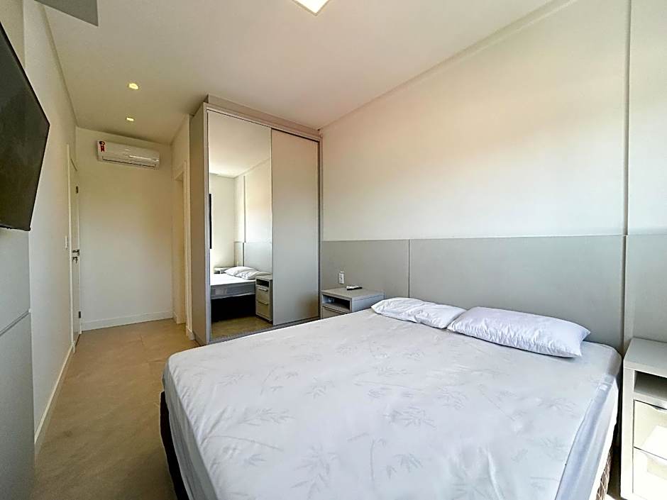 Apto NOVO, com piscina, 250m da praia