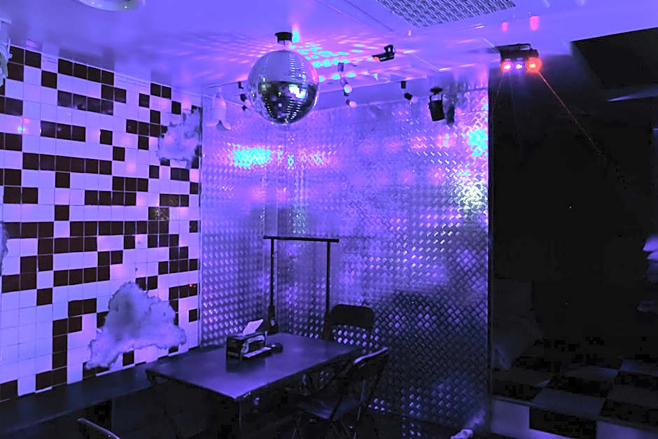 Show Hotel