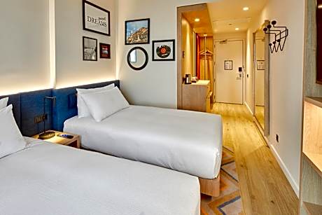 TWIN ROOM