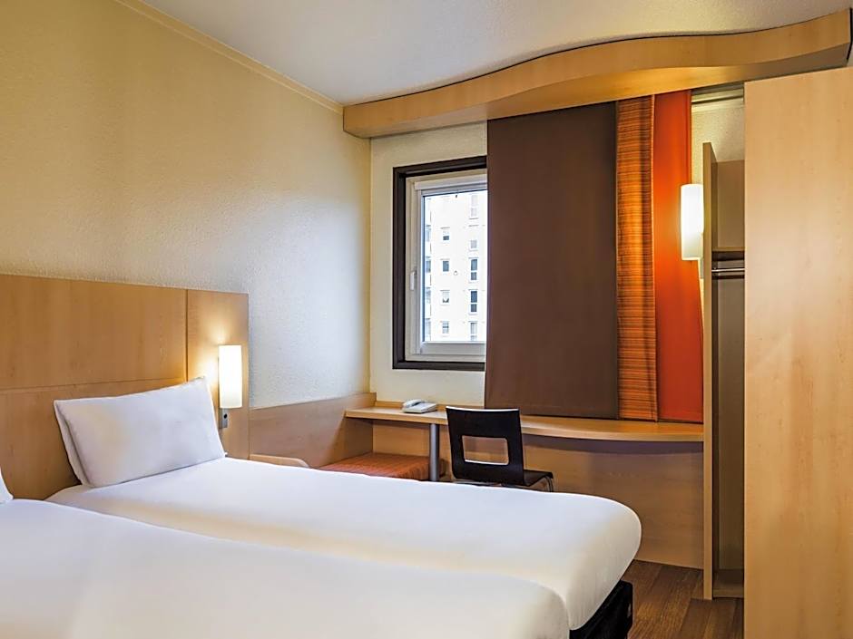 ibis Paris Pont de Suresnes