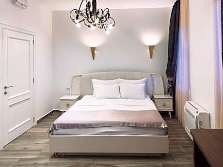 Deluxe Double Room with Side Sea View