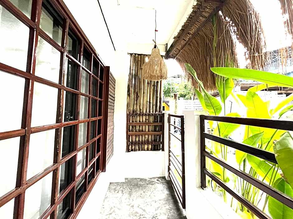 Cozy Bungalow Isa with AC and Generator in General Luna