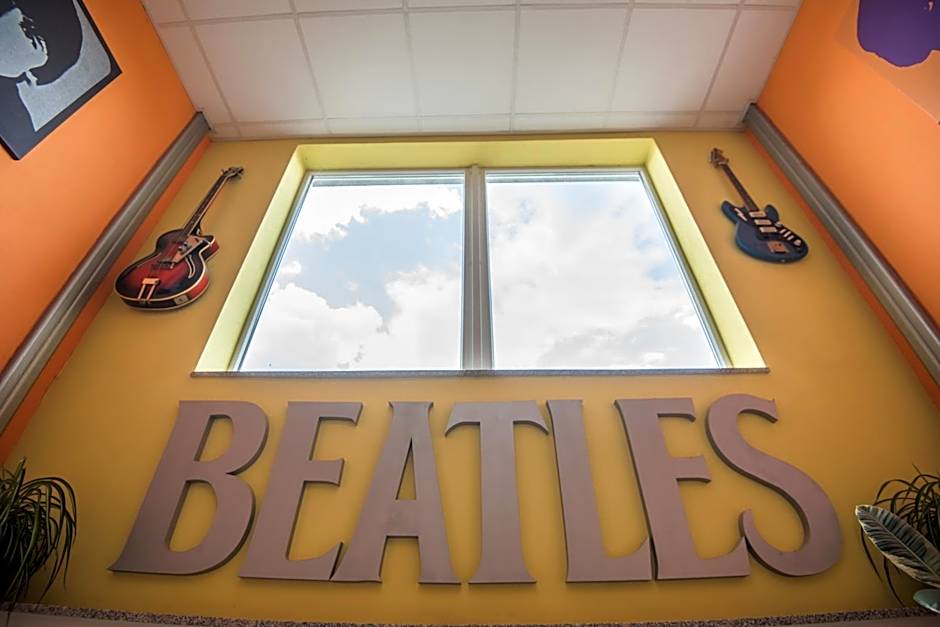 City Hotel B&B, reception 24 7, 800m od-from R1, free parking