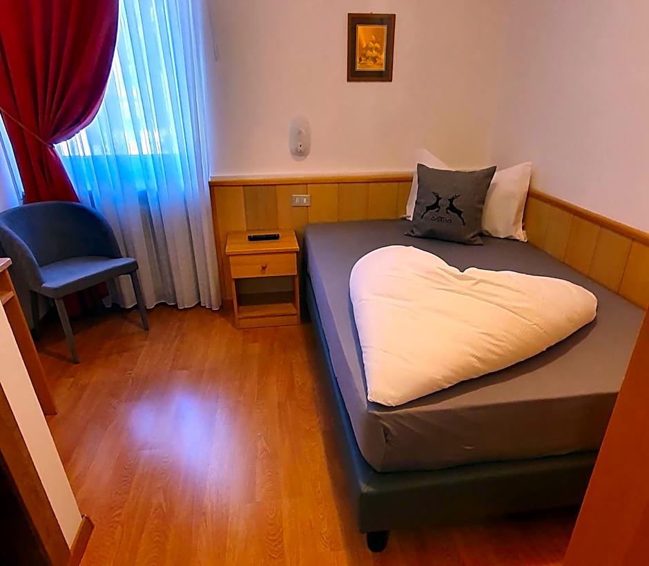 Photo 1 of 2 of Single Room