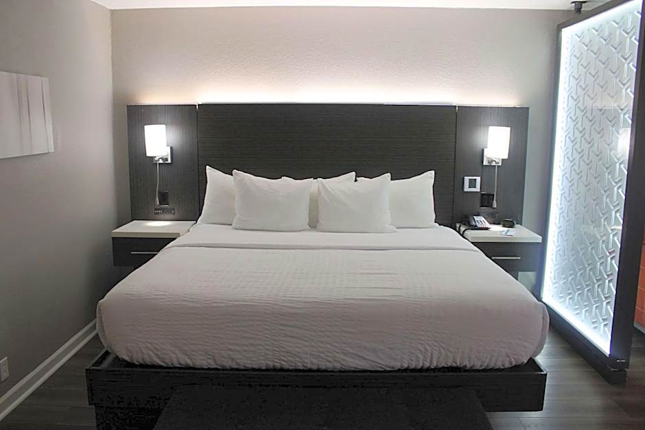 Clarion Pointe Marshall