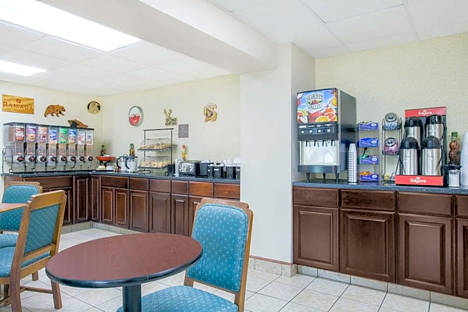 Ramada by Wyndham Angola/Fremont Area