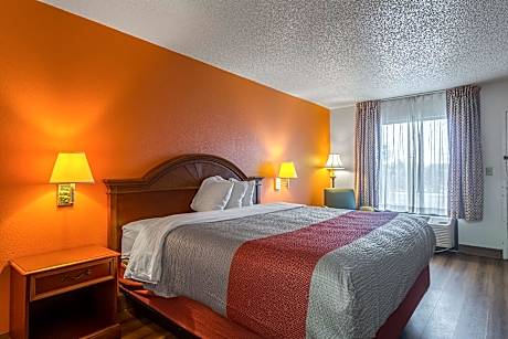 1 KING BED | SMOKING