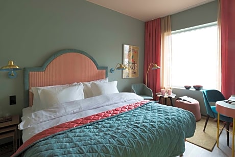 1 King Bed Non-Smoking Mini Fridge Cable Tv Air-Conditioned Studio Work Desk Full Breakfast