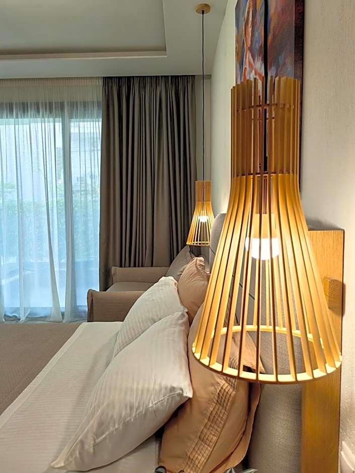 Wide Blue Luxury Boutique Suites