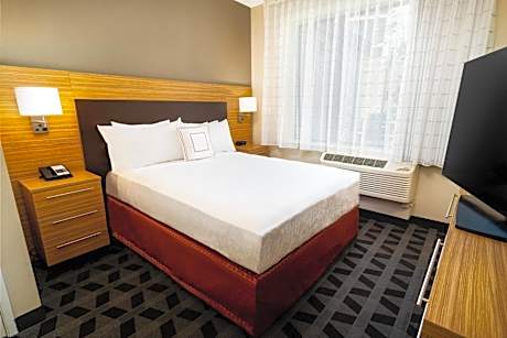 One-Bedroom Corner Queen Suite - Mobility Accessible with Roll-In Shower