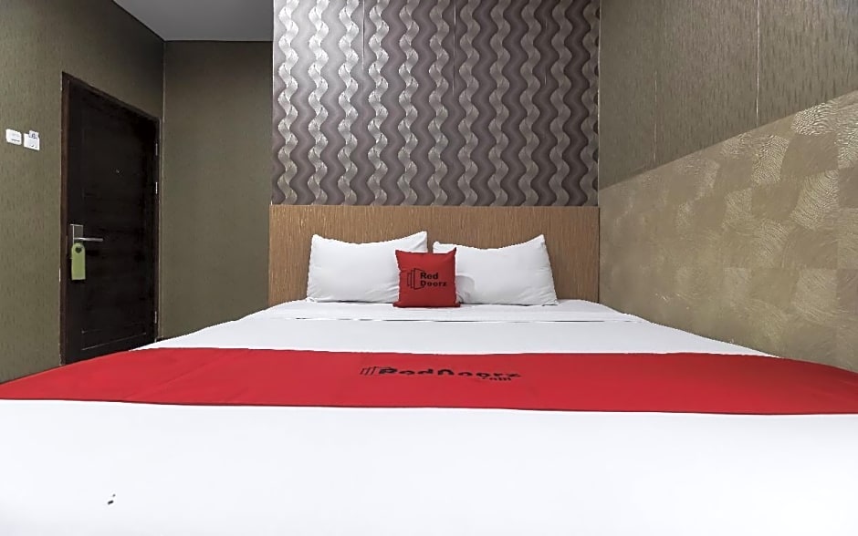 RedDoorz Plus @ Tuparev Cirebon