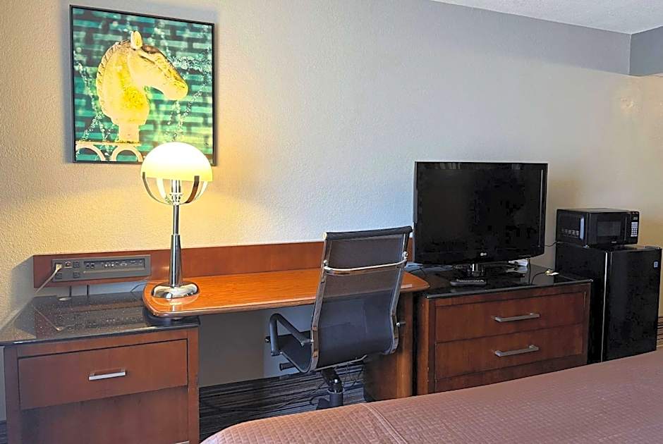 Travelodge by Wyndham Bloomington 