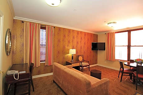 One-Bedroom Apartment with Two Queen Beds