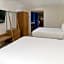 Holiday Inn Express & Suites Raleigh NE - Medical Ctr Area By IHG