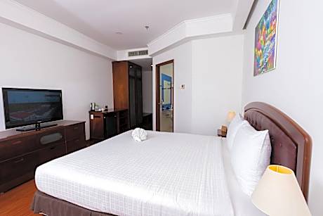 Superior King Room with City View