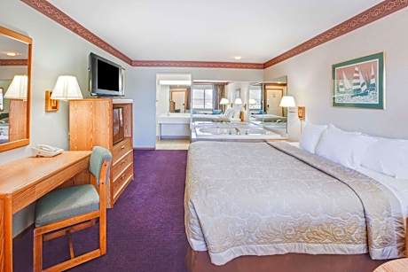 Lakefront Deluxe King Room with Spa Bath - Non-Smoking