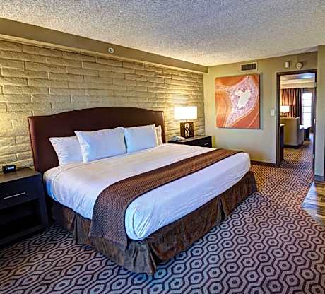 One-Bedroom King Suite with Roll-in Shower - Mobility Accessible