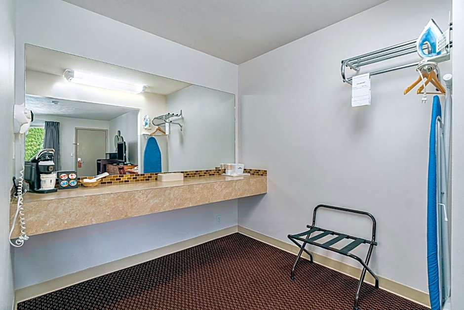 Howard Johnson by Wyndham Traverse City