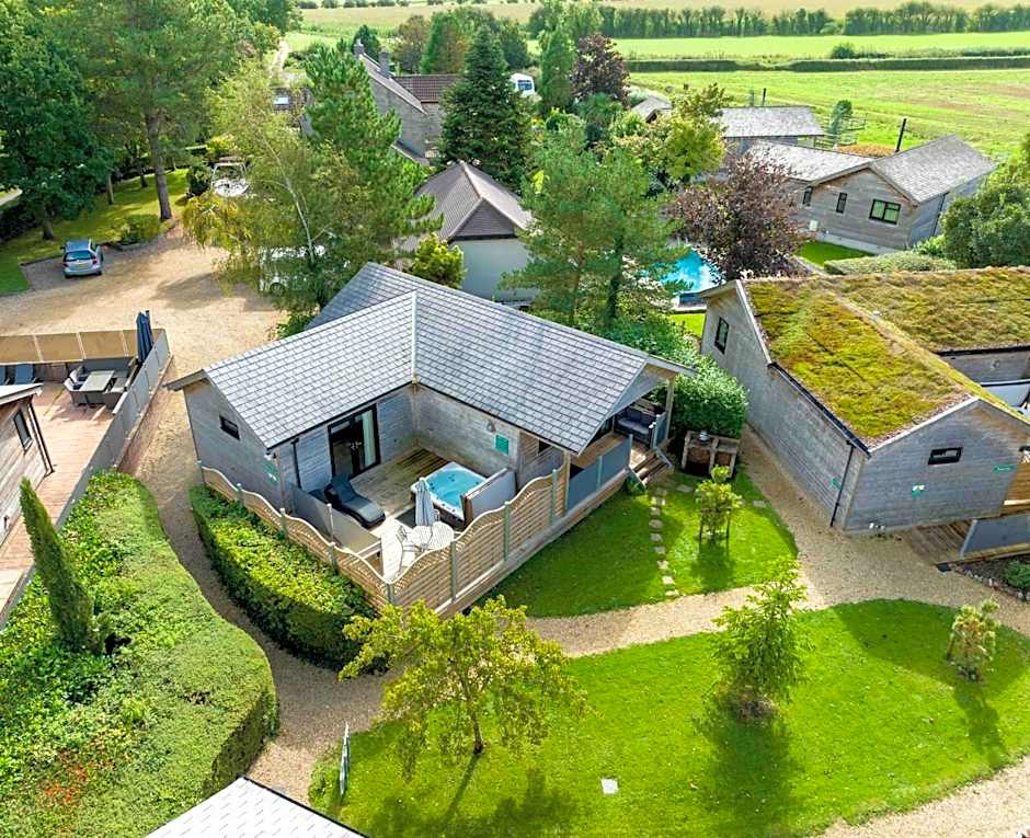 Tor Farm Lodges - Private Hot Tubs, Shared Seasonal Outdoor Pool, Dog Friendly