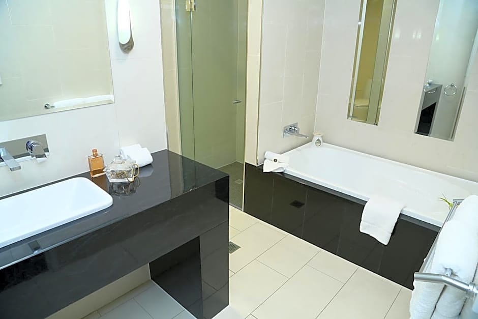 Springfield Lakes Hotel