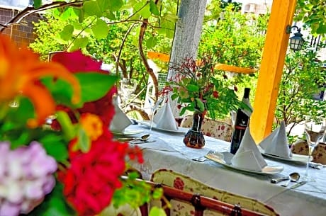 Villa Velzon Guesthouse