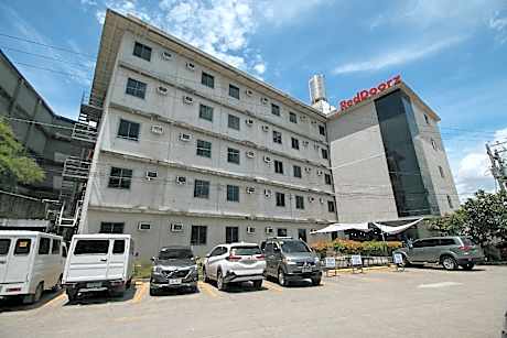 RedDoorz @ Insular Square Mandaue City