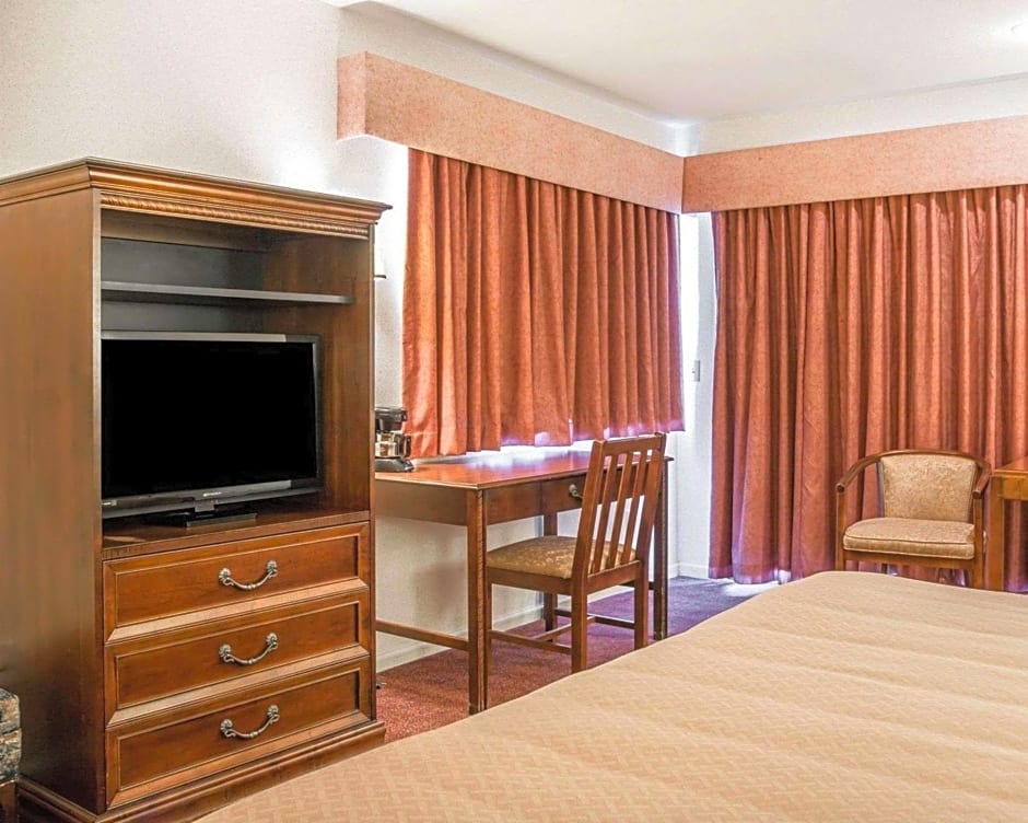Quality Inn and Suites Mackinaw City