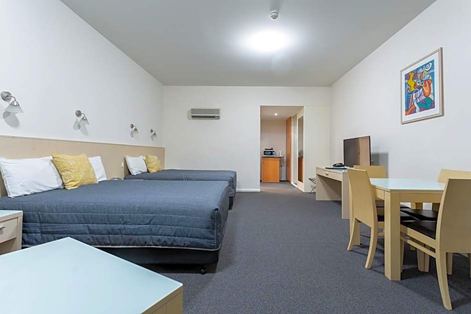 Mayfair Plaza Motel and Apartments