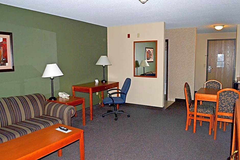Paola Inn and Suites