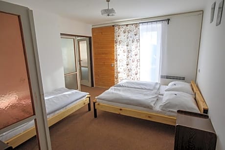 Dormitory Room with Shared Bathroom (6 Adults)