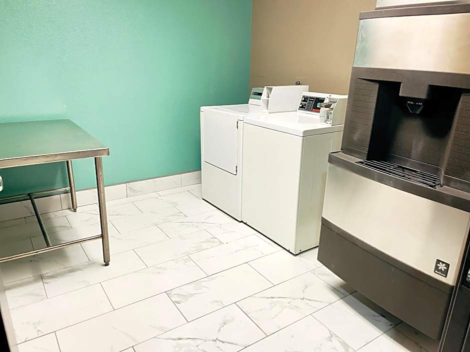 Super 8 by Wyndham Shakopee