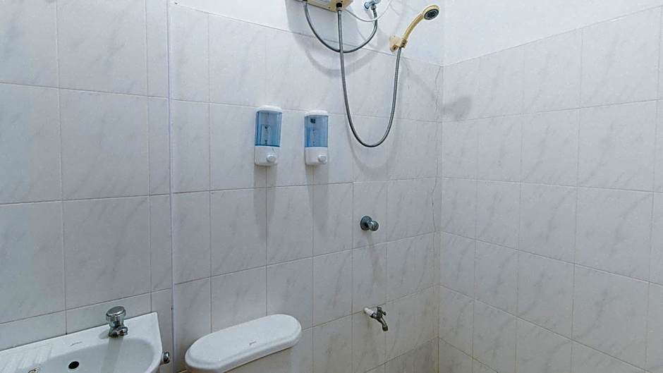 RedDoorz at Casa Buena Dormitel Davao City