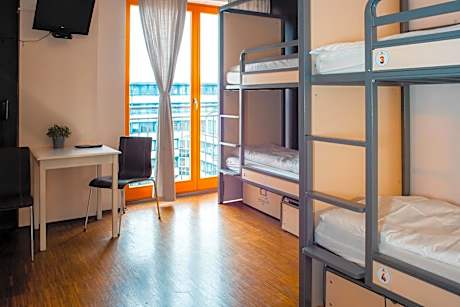 Bed in 6-Bed Dormitory Room with External Private Bathroom