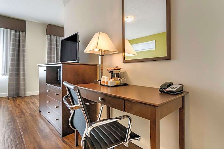 Econo Lodge Inn & Suites