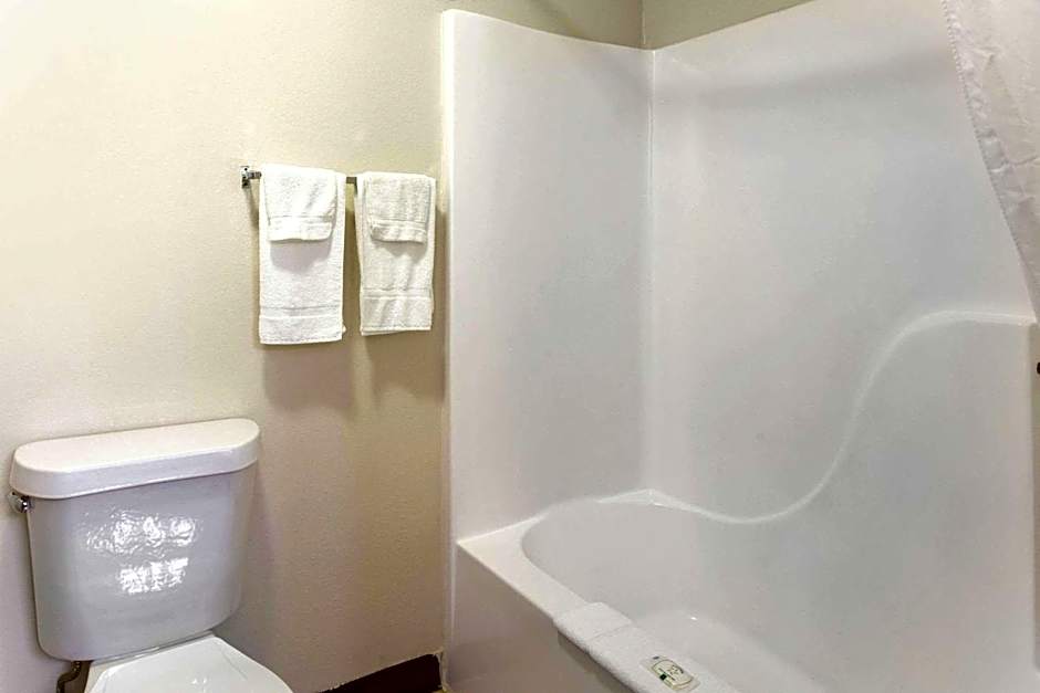 Quality Inn & Suites Metropolis I-24