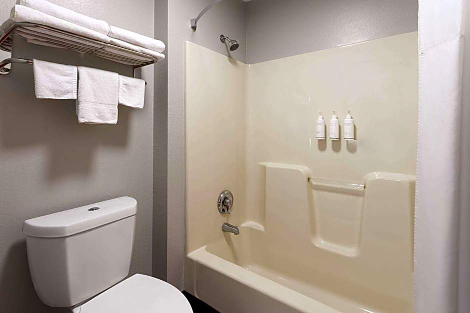 Super 8 by Wyndham Burnham/Lewistown