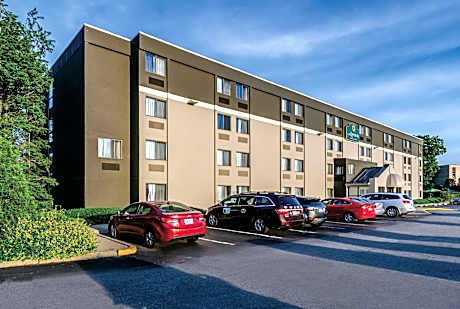 La Quinta Inn & Suites by Wyndham Warwick-Providence Airport