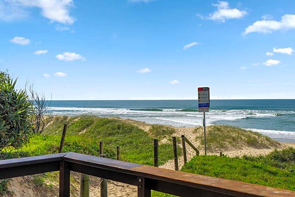 Absolute Beachfront Marcoola - Private Pool - Private Spa Bath - Games