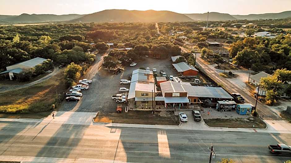 The Historic Leakey Inn